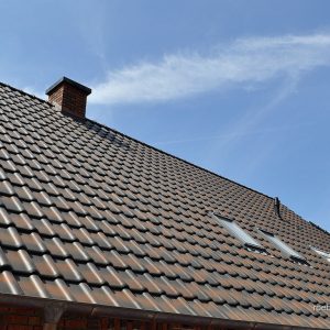 Realizácia strechy a strešných okien. Strecha s keramickou strešnou krytinou Röben piemont