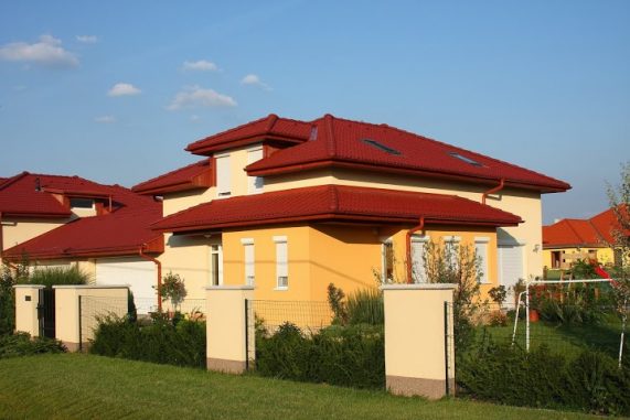 Strecha s betónovou strešnou krytinou Terran Danubia INOVA Višňovočervená