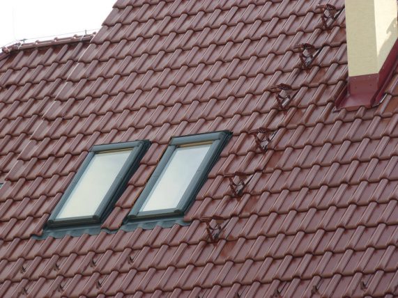 Keramická strešná krytina Röben monza plus gaštanová glazúra - realizácia strechy - detail strešné okná