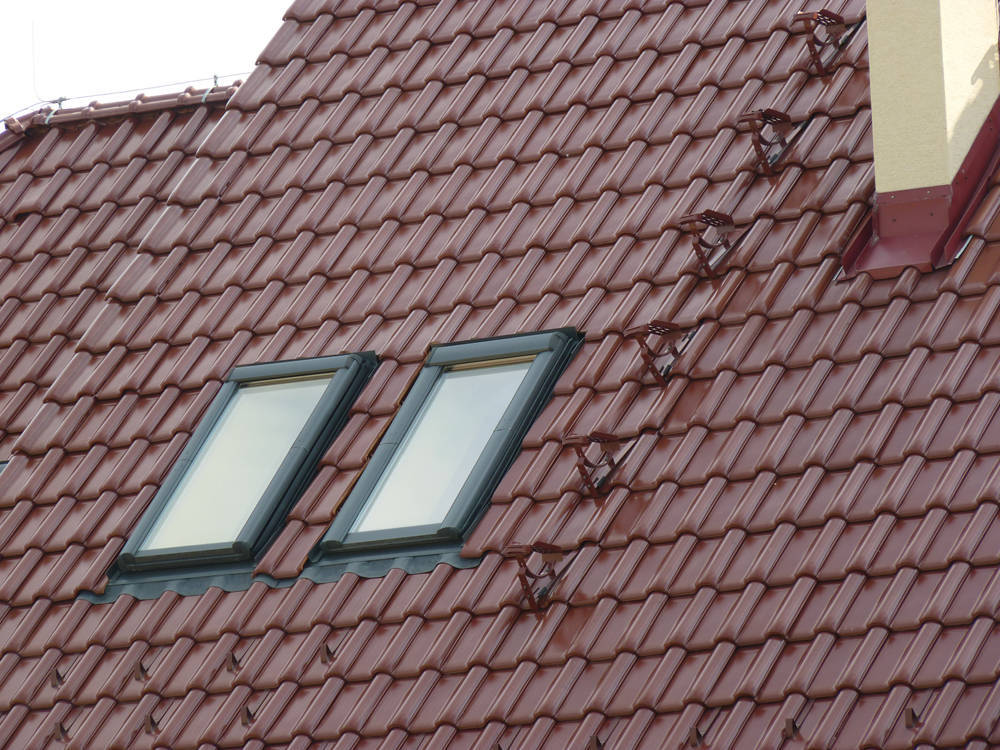 Keramická strešná krytina Röben monza plus gaštanová glazúra - realizácia strechy - detail strešné okná