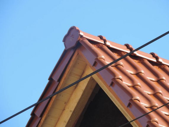 Keramická strešná krytina Röben monza plus medená engoba - realizácia strechy ukončenie hrebeňa