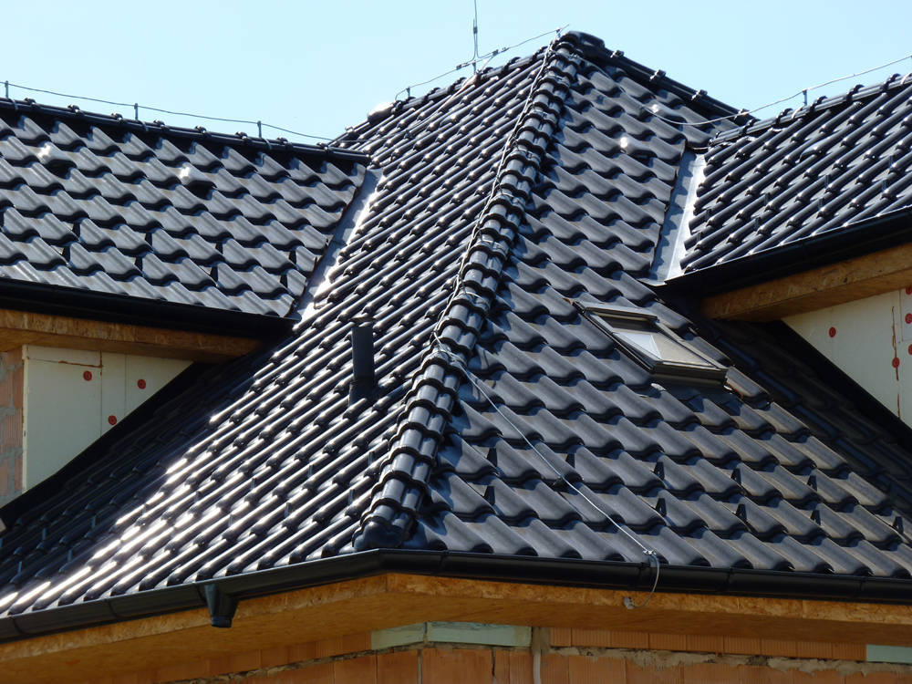 Keramická strešná krytina Röben monza plus tobago glazúra - realizácia strechy hrebenáč