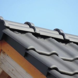 Detail strechy s keramickou škridlou Röben Piemont Antracit