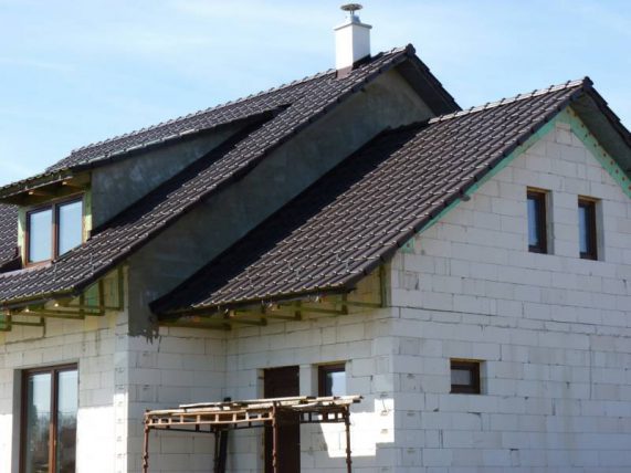 Realizácia strechy s keramickou škridlou Röben Piemont Hnedá engoba