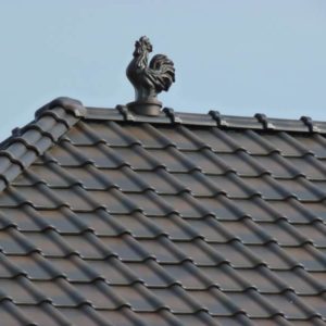 Detail strechy s keramickou škridlou Röben Piemont a s okrasným prvkom