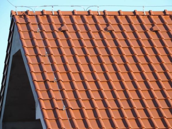 Detail strechy s keramickou škridlou Röben Piemont Medená engoba