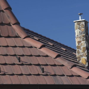Betónová strešná krytina Terran Rundo antická červená realizácia strechy detail