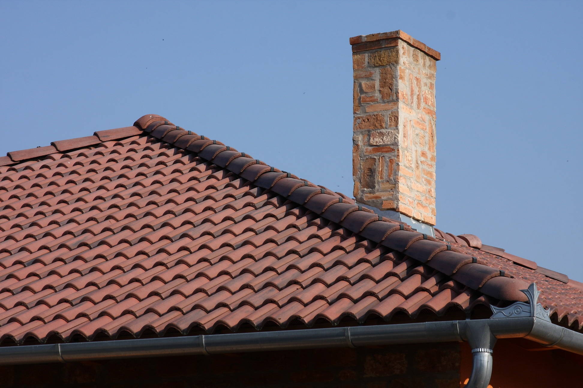 Betónová strešná krytina Terran Coppo antická červená - realizácia strechy detail