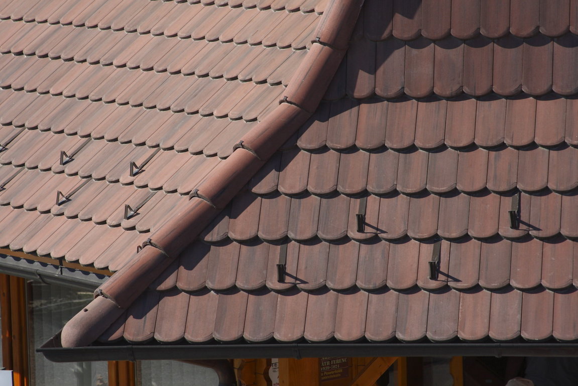 Detail strechy s betónovou škridlou Terran Rundo