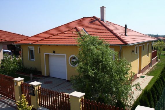 Dom so strechou Terran Rundo INOVA Tehlovočervená