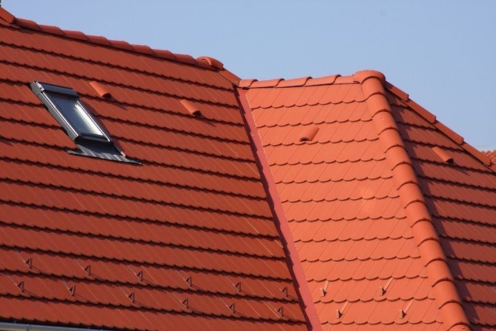 Detail strechy s betónovou strešnou krytinou Terran Rundo Tehlovočervená