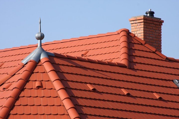 Detail strechy s betónovou strešnou krytinou Terran Rundo Tehlovočervená